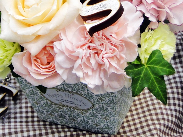 【日比谷花壇】イニシャル＆バースデーフラワーのボックスのアップ画像
