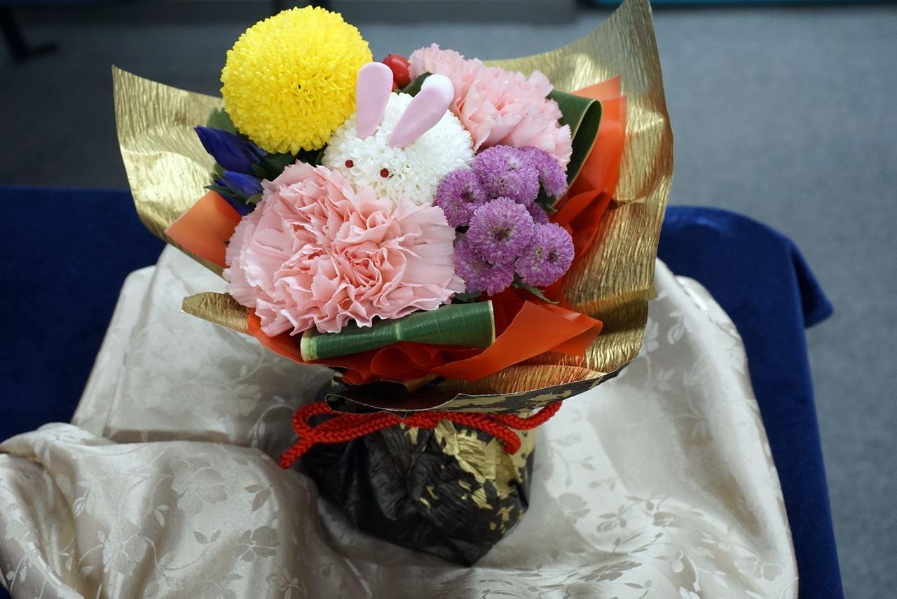 【日比谷花壇】そのまま飾れるブーケ｢お月様とうさぎ｣