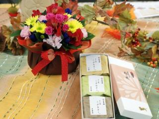 【日比谷花壇】【敬老の日】とらや「あん焼 こがねぎくとアレンジメントのセット」 