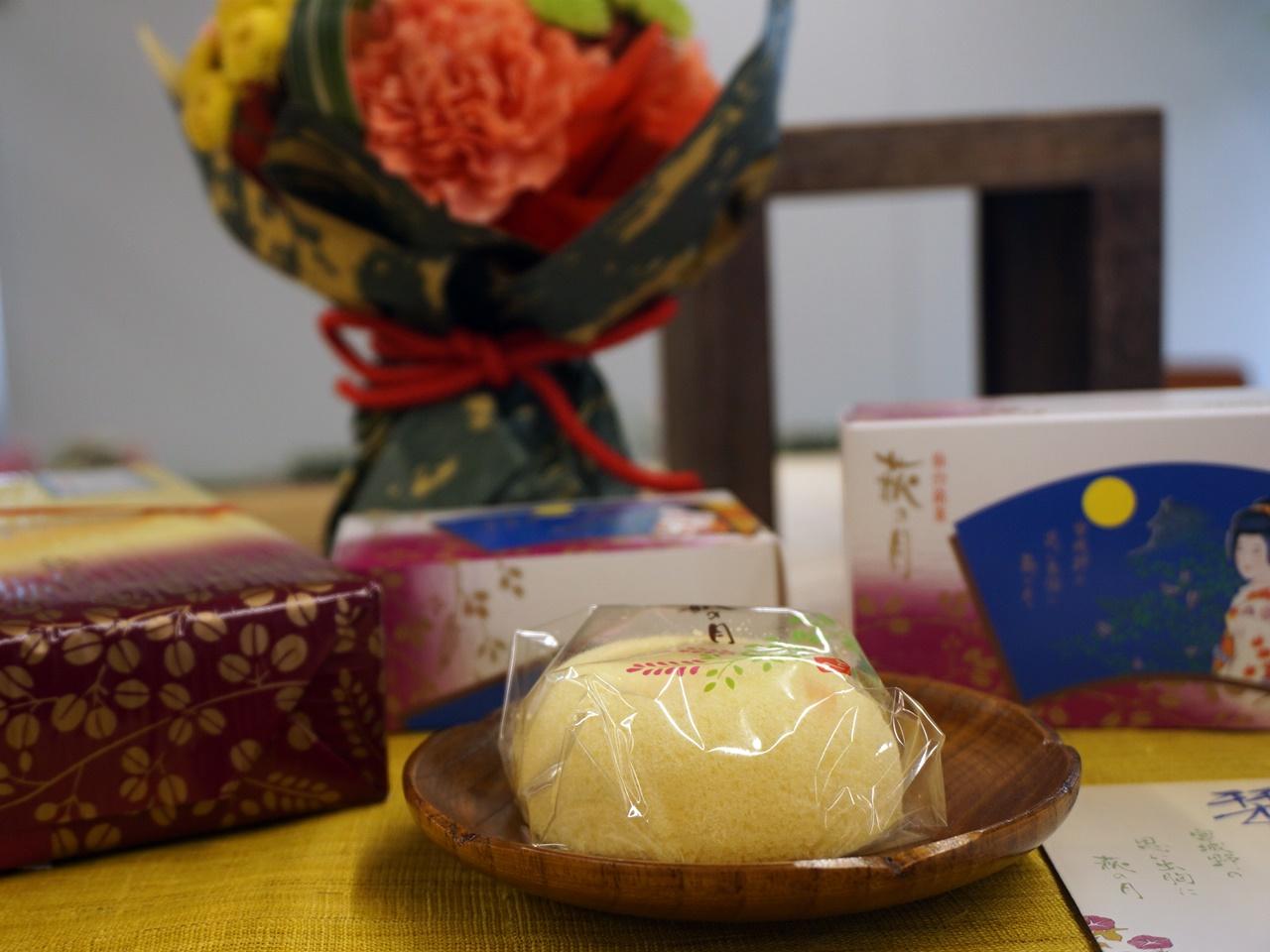 敬老の日 菓匠 三全「萩の月」とそのまま飾れるブーケのセット