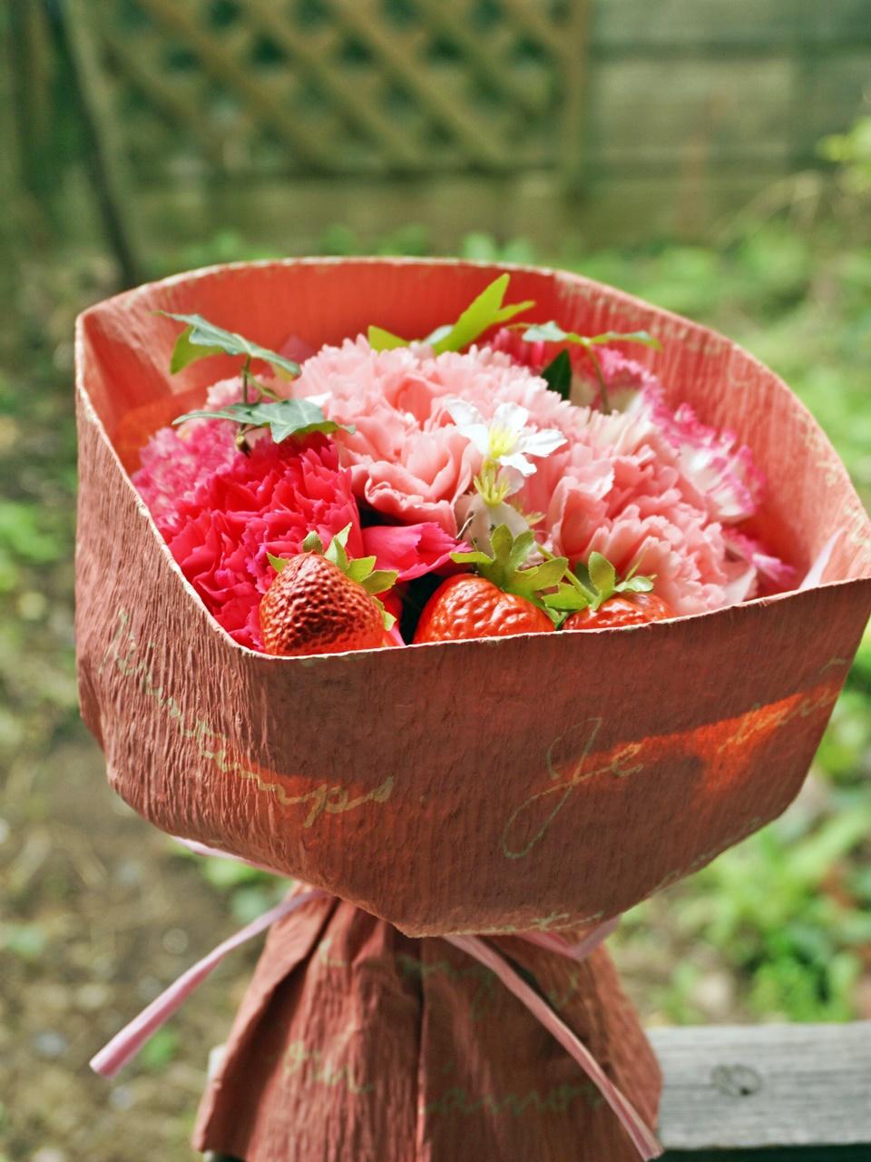 【日比谷花壇】母の日 そのまま飾れるブーケ「ストロベリーピンク」